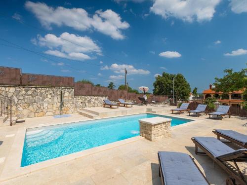 Holiday Home in Rovinjsko with Pool - image 2