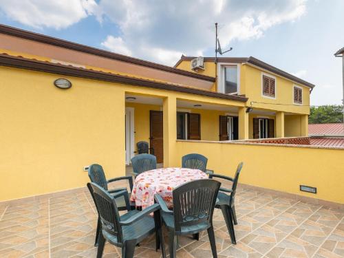 Holiday Home in Rovinjsko with Pool - image 4