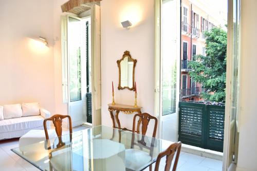 Sinclair , loft in center with original romantic fresco, Cagliari