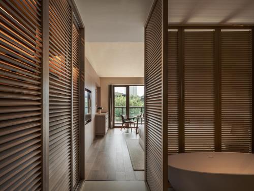 Bathroom, 西安央辰酒店 Younch Hotel Xi'an in Xian Railway Station