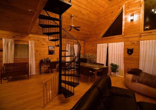 Spacious Cabin Retreat with Hot Tub in Pittsfield, USA