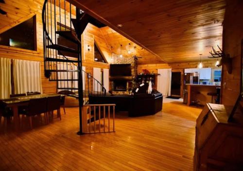 Spacious Cabin Retreat with Hot Tub in Pittsfield, USA