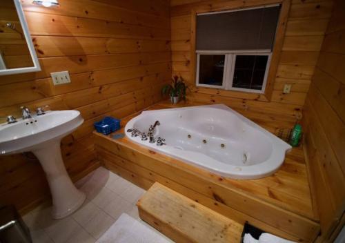 Spacious Cabin Retreat with Hot Tub in Pittsfield, USA