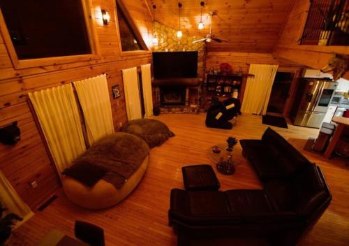 Spacious Cabin Retreat with Hot Tub in Pittsfield, USA