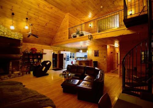 Spacious Cabin Retreat with Hot Tub in Pittsfield, USA