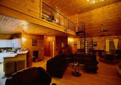 Spacious Cabin Retreat with Hot Tub in Pittsfield, USA
