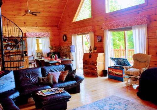 Spacious Cabin Retreat with Hot Tub in Pittsfield, USA