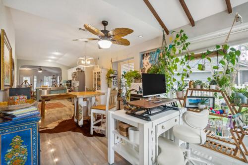 Eclectic Oasis- Artful & Colorful Comfort home in Kyle, USA