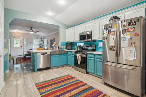 Eclectic Oasis- Artful & Colorful Comfort home in Kyle, USA