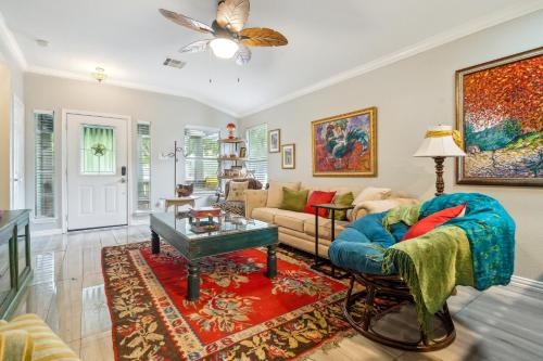 Eclectic Oasis- Artful & Colorful Comfort home in Kyle, USA