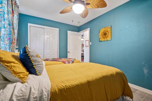 Eclectic Oasis- Artful & Colorful Comfort home in Kyle, USA