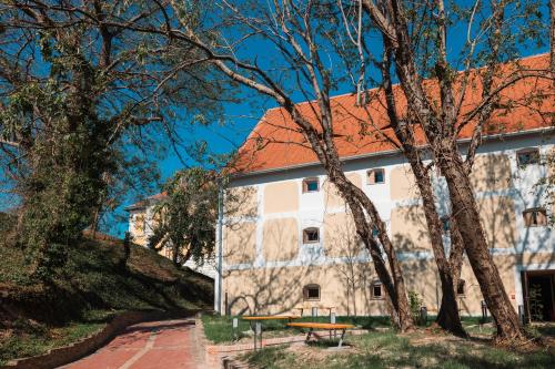 Viesnīcas āriene, Granarium in Iloka