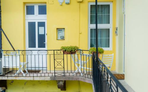 One-Bedroom Apartment image 3