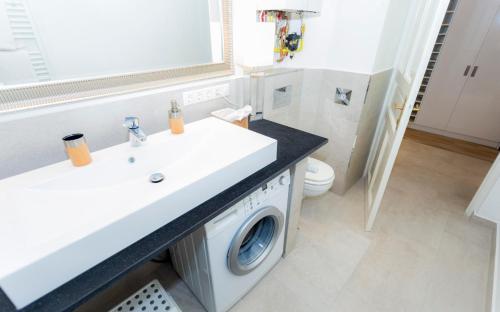 Studio Apartment image 2