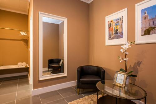 Deluxe King Suite image 4