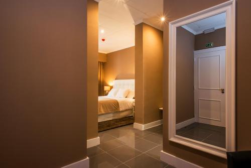 Deluxe King Suite image 5