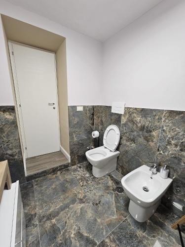 Twin Room image 4
