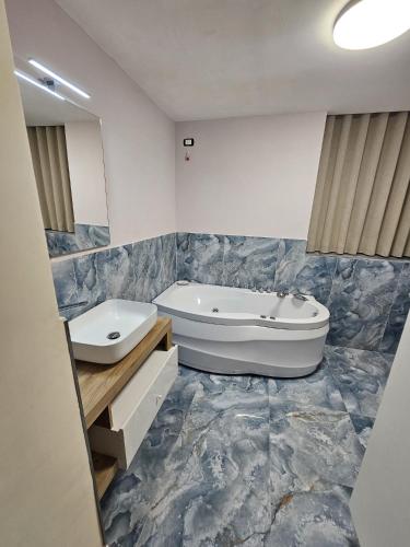 Twin Room image 4