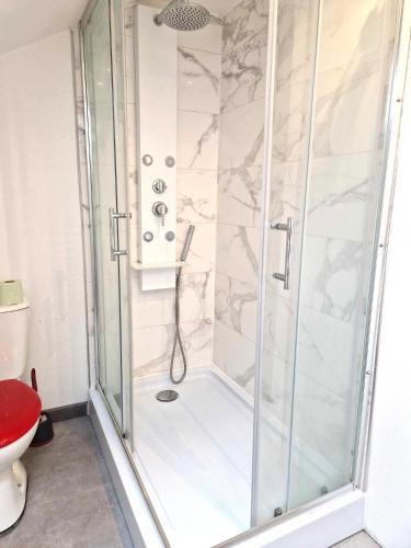 Fürdőszoba, 11 - Très joli 2 pièces neuf avec vue sur jardin et parking privatif gratuit (11 - Tres joli 2 pieces climatise tout equipe pour 1 a 5 personnes, avec 3 lits, vue sur parc arbore) in Razac Sur L'Isle