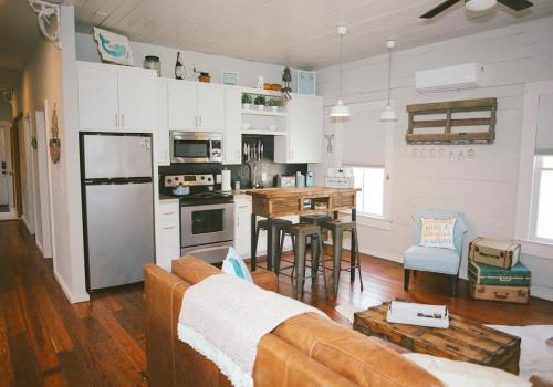 The Knotty Mermaid 2BR Home in Galveston home in Galveston, USA
