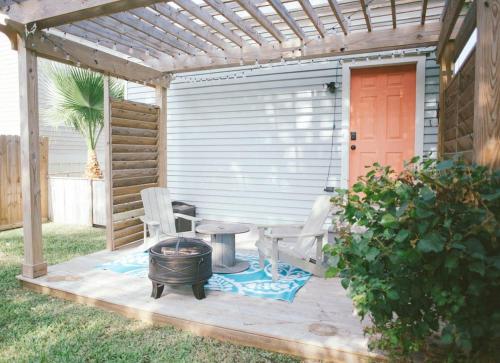The Knotty Mermaid 2BR Home in Galveston home in Galveston, USA