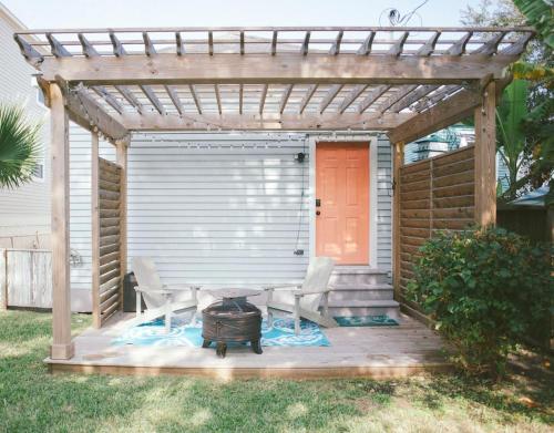 The Knotty Mermaid 2BR Home in Galveston home in Galveston, USA