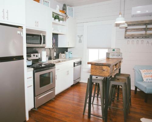 The Knotty Mermaid 2BR Home in Galveston home in Galveston, USA
