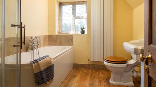 Zuhanyzó, Hilcot Farmhouse in Charlton Kings