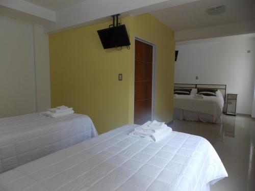 1 king bed, 2 twin beds