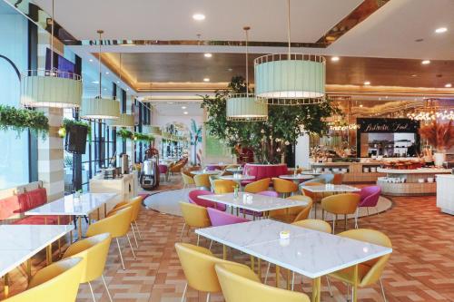 Ristorante, Leedon Hotel & Suites Surabaya near Museo Perjuangan Surabaya