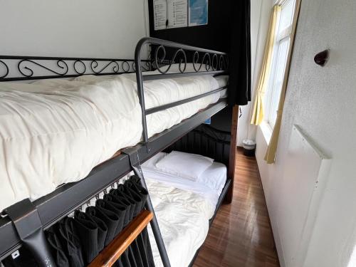 Private Twin Room image 7