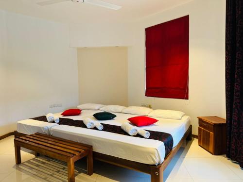 1 king bed, 1 twin bed