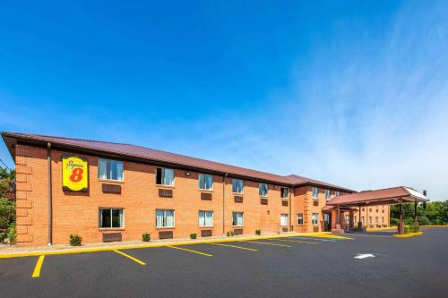 Super 8 by Wyndham Fairmont in Fairmont, USA