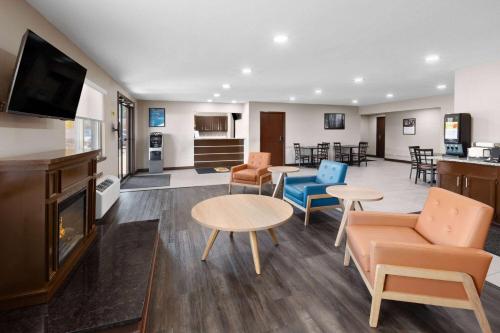 Lobby, Super 8 By Wyndham Fairmont in Fairmont (WV)