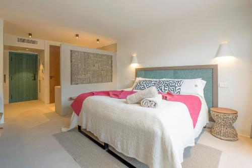 Deluxe Double or Twin Room with Pool View image 7