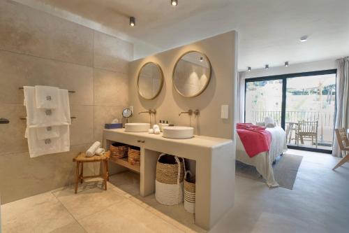 Deluxe Double or Twin Room with Pool View image 6