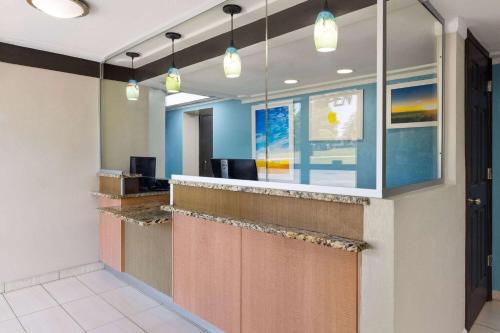 Day's Inn & Suites by Wyndham Indianapolis Airport East in Indianapolis, USA