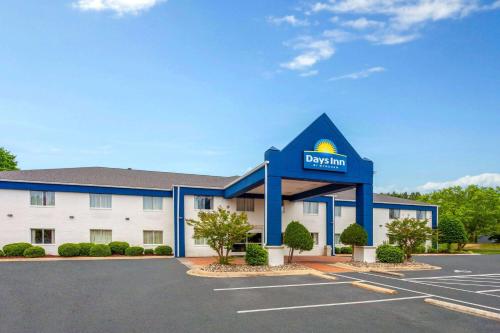 Days Inn & Suites by Wyndham Siler City - image 2