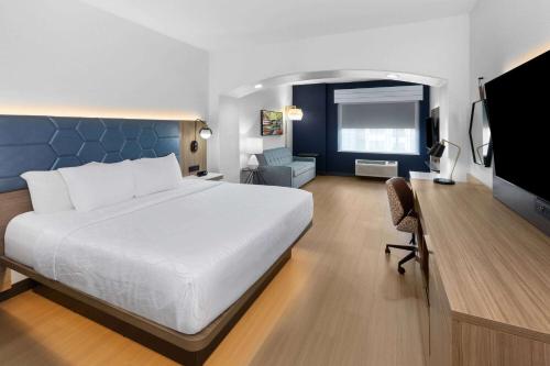 1 king bed, 1 sofa bed