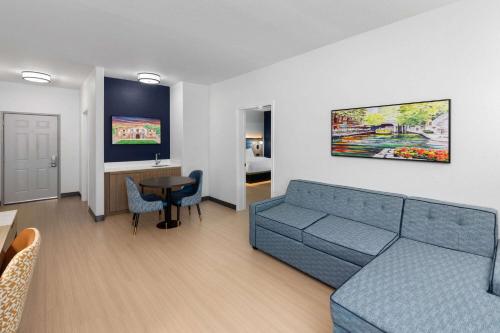 1 king bed, 1 sofa bed