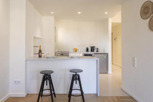 Charming 7th-Floor Apartment with Acropolis view - image 11