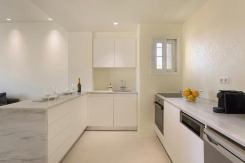 Charming 7th-Floor Apartment with Acropolis view - image 2