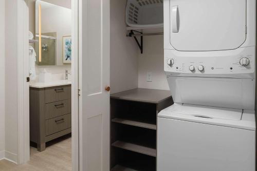 Studio Suite Roll-In Shower Hearing Accessible - King Bed image 2