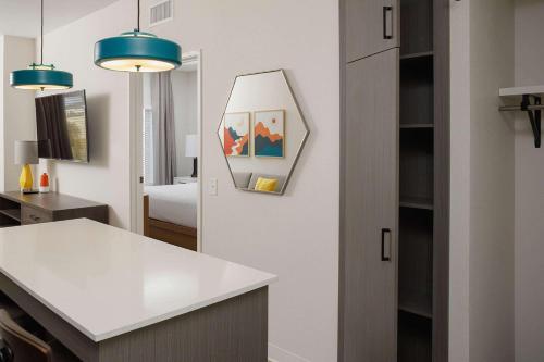 One Bedroom Suite Hearing Accessible - King Bed image 2