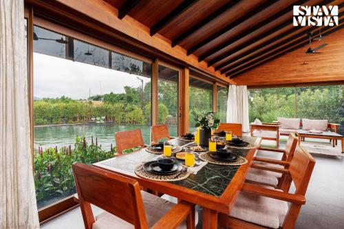 Iekārtas, 372m² 4 guļamistaba, 4 privāta vannas istaba Villa Khambale
 (StayVista at Stonescape Villa) in Khambale
