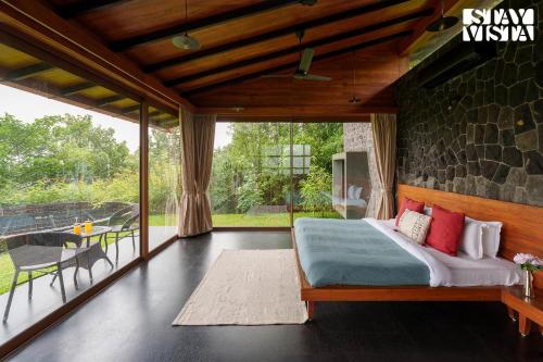 372m² 4 guļamistaba, 4 privāta vannas istaba Villa Khambale
 (StayVista at Stonescape Villa) in Khambale