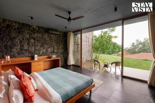 372m² 4 guļamistaba, 4 privāta vannas istaba Villa Khambale
 (StayVista at Stonescape Villa) in Khambale