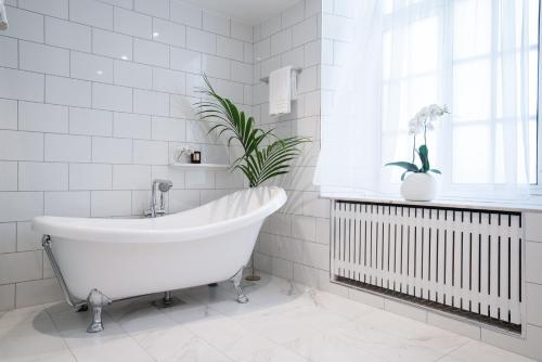 ห้องน้ำ, โรงแรมแกรนด์ (Grand Hotel) near เอเคอร์ บรูค