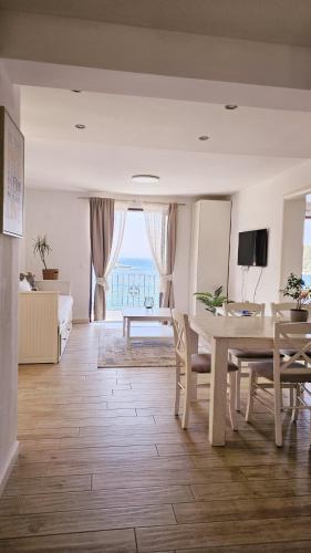2 bedrooms, 3 beds