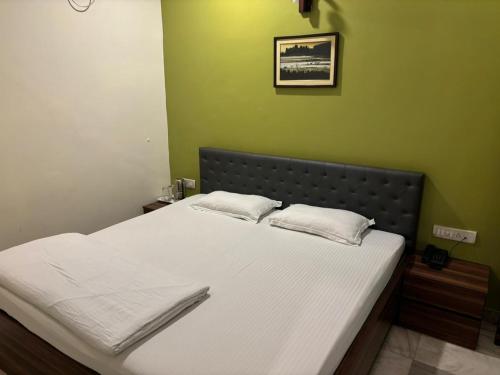 Deluxe Double Room with Balcony image 10